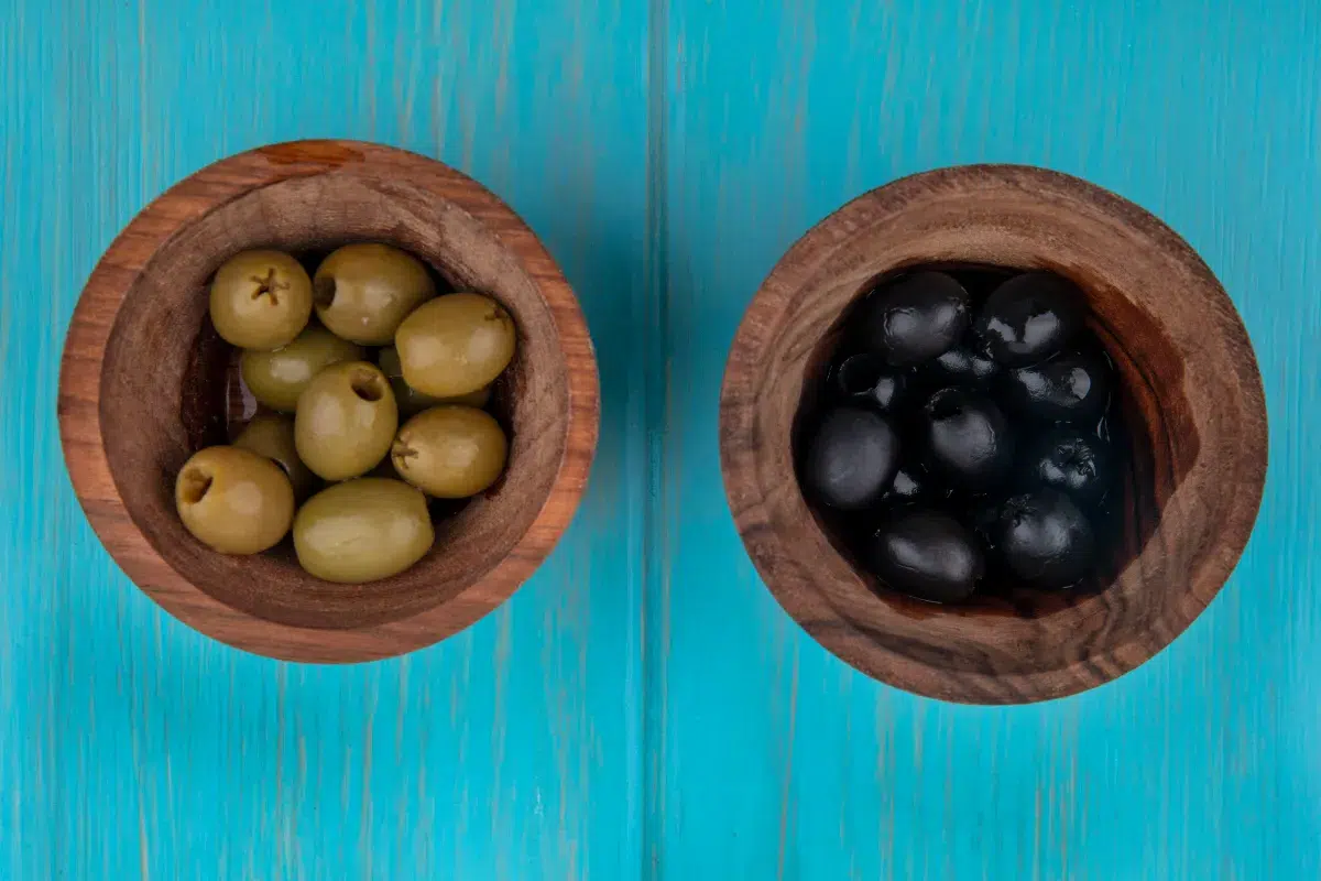 What is the Difference Between Black Olives and Green Olives? 1 the differences between black olives and green olives in terms of taste, nutrition, health benefits, and culinary uses for a perfect diet !